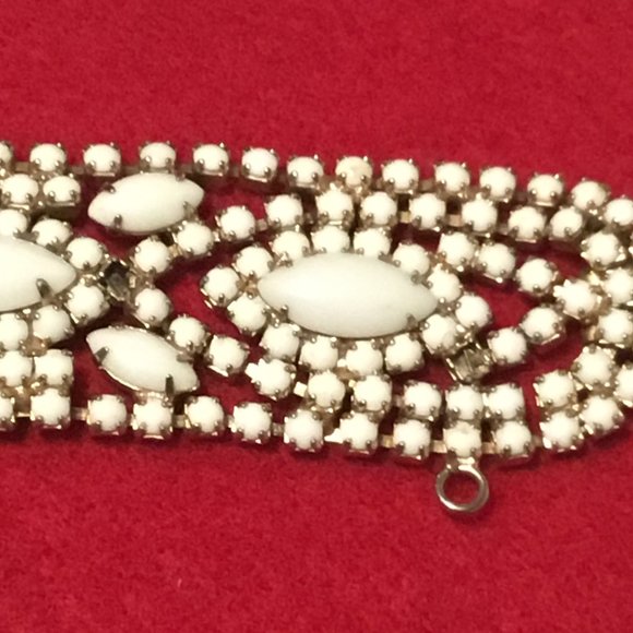 Antique Hattie Carnegie white milk glass beaded bracelet w/ safety chain - Picture 3 of 16